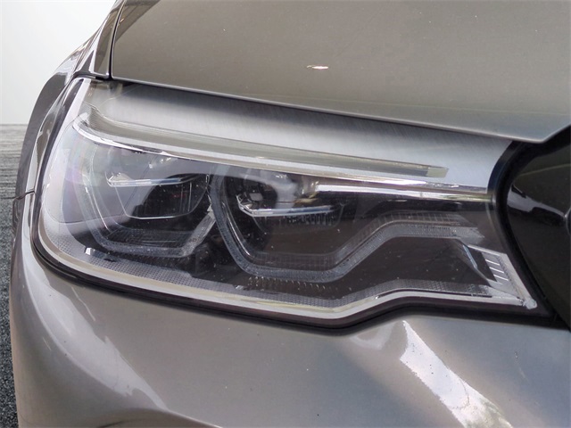 Vehicle image 21 of 31