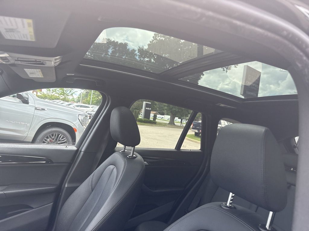 Vehicle image 19 of 21