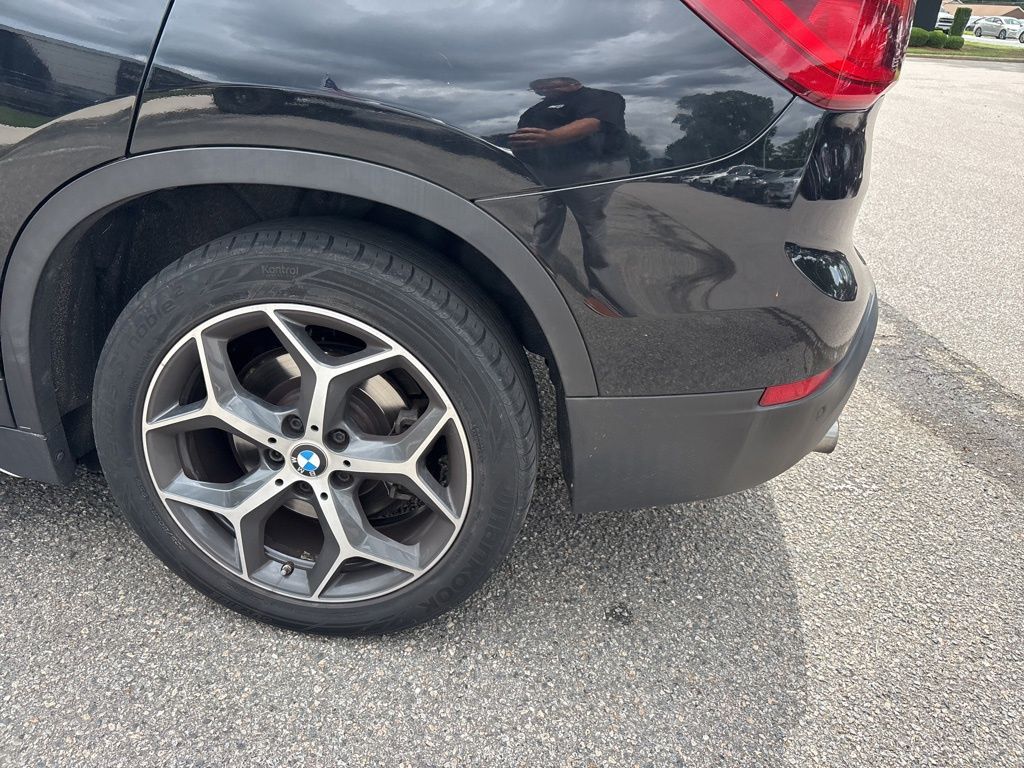 Vehicle image 11 of 21