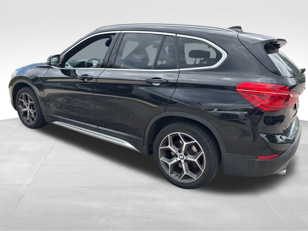 Vehicle image 10 of 21
