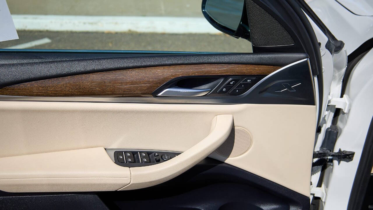 Vehicle image 25 of 32