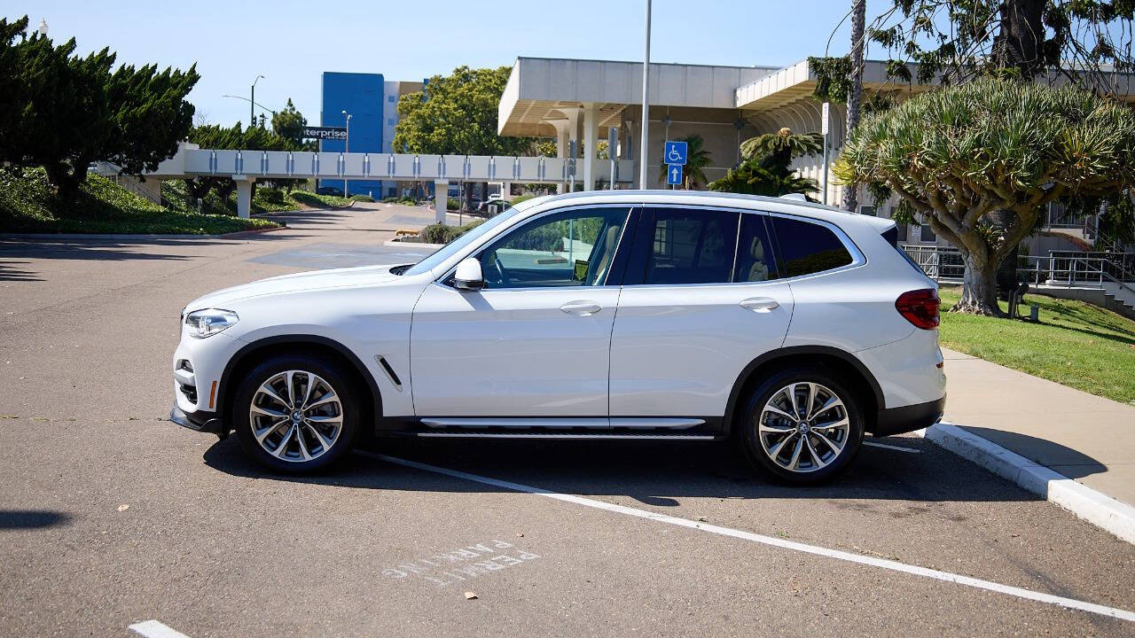 Vehicle image 10 of 32
