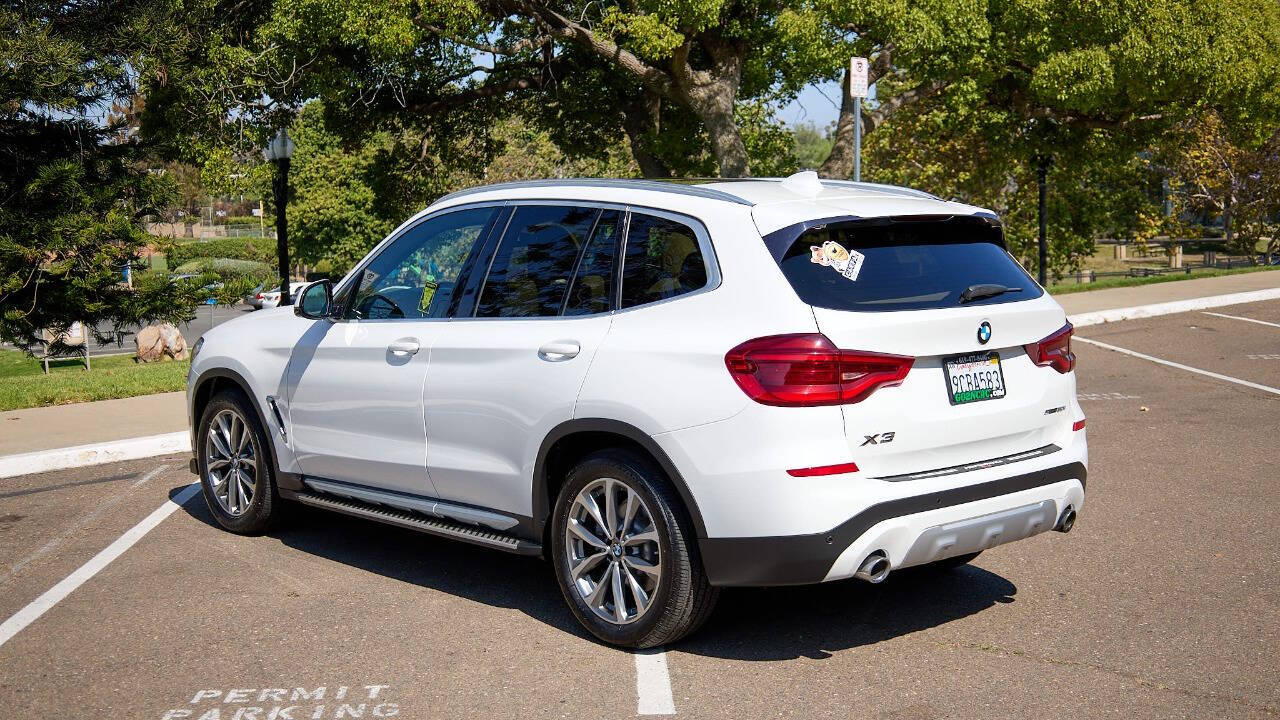 Vehicle image 9 of 32