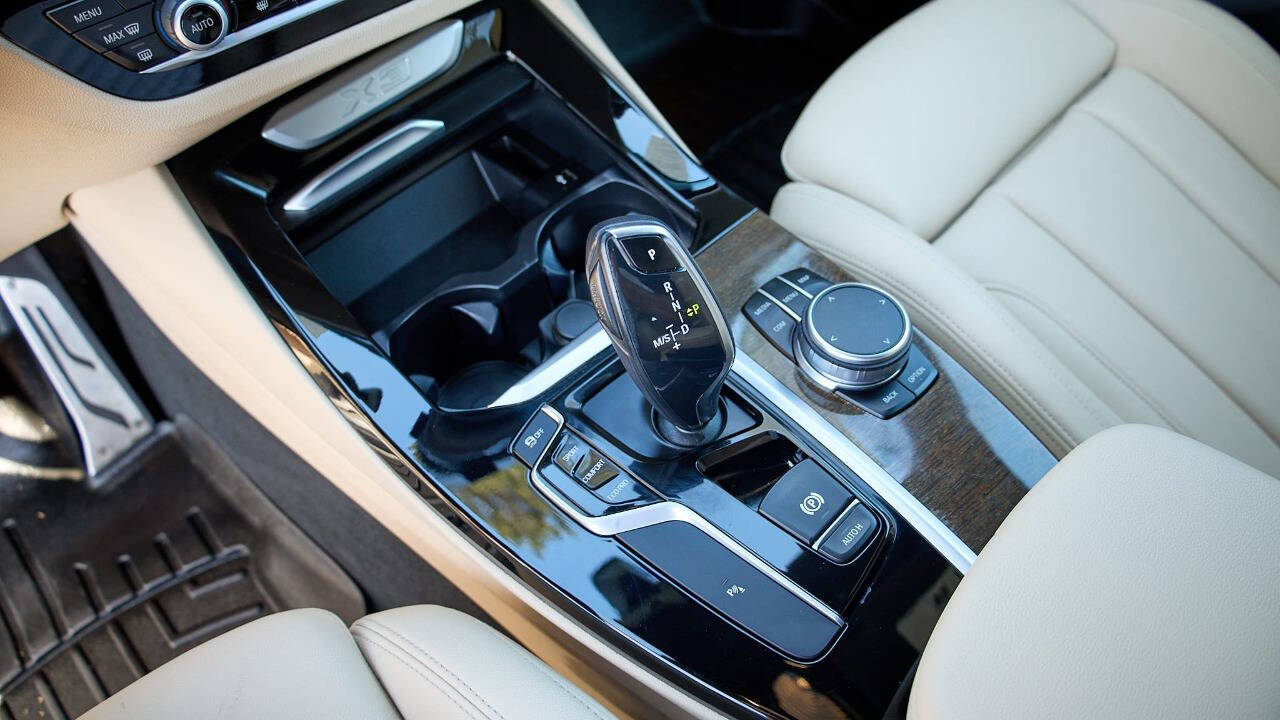 Vehicle image 24 of 32