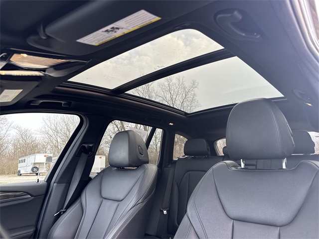 Vehicle image 17 of 33
