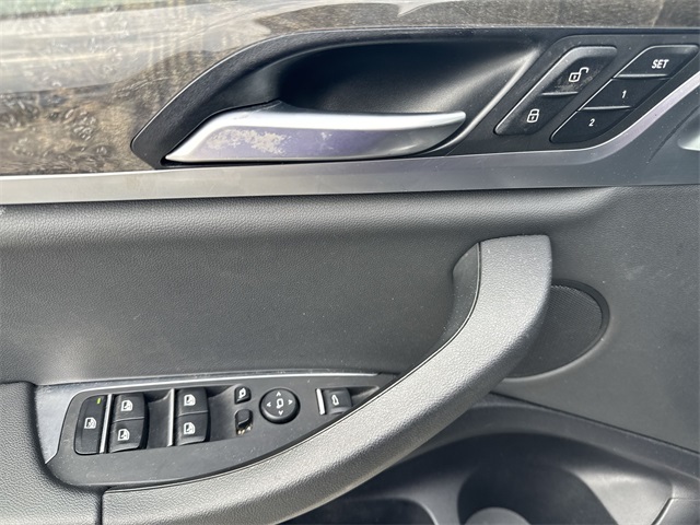 Vehicle image 27 of 33