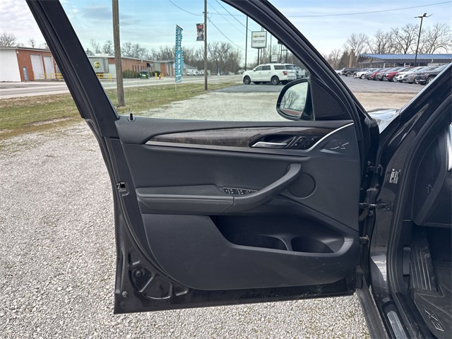 Vehicle image 21 of 33