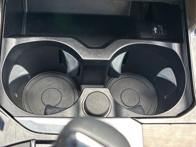 Vehicle image 25 of 40