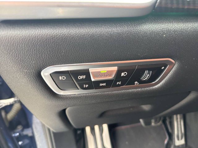 Vehicle image 21 of 25