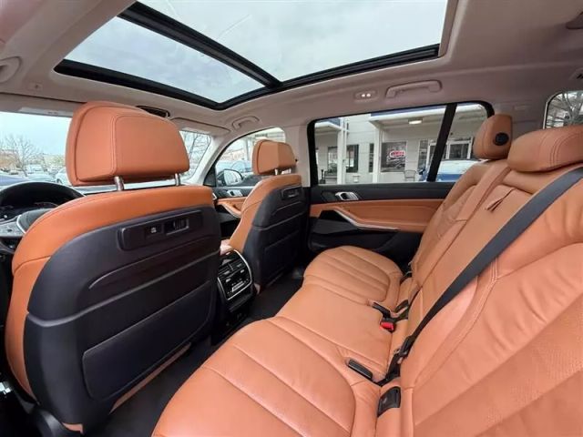 Vehicle image 21 of 50