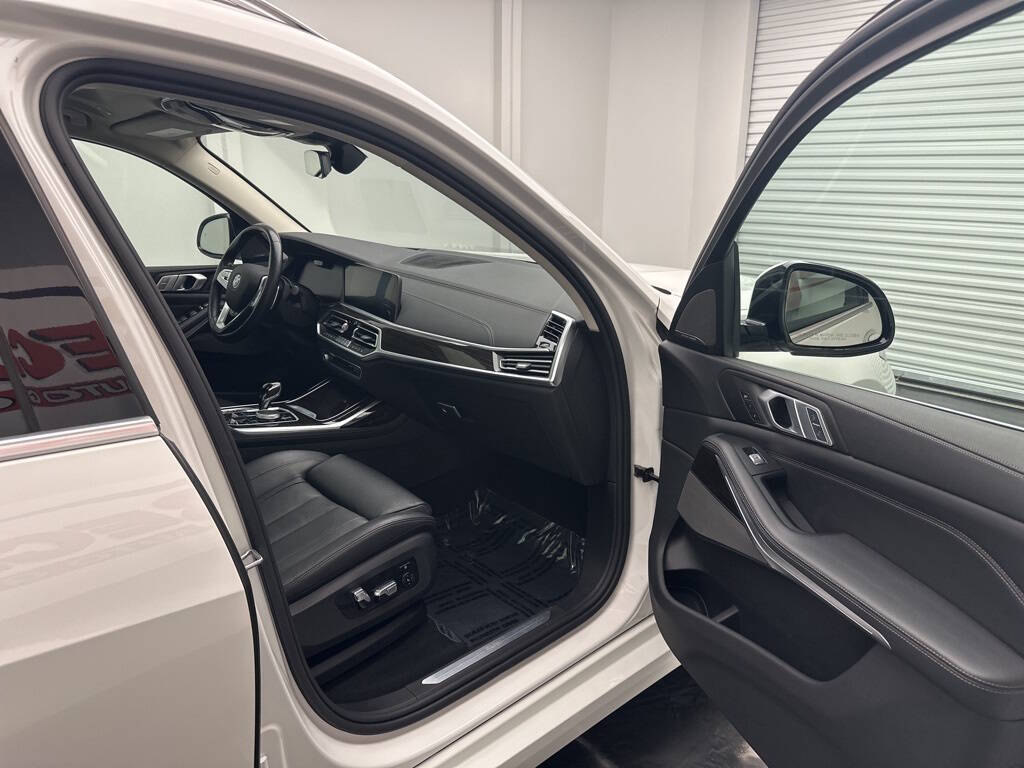 Vehicle image 23 of 36