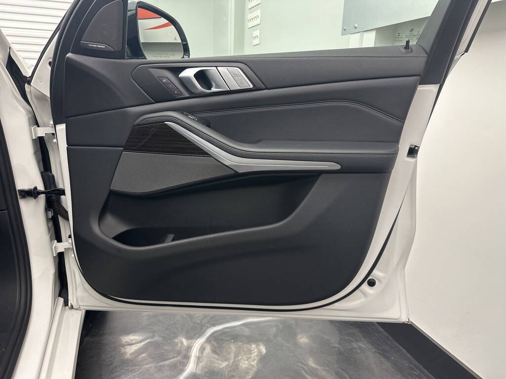 Vehicle image 34 of 36