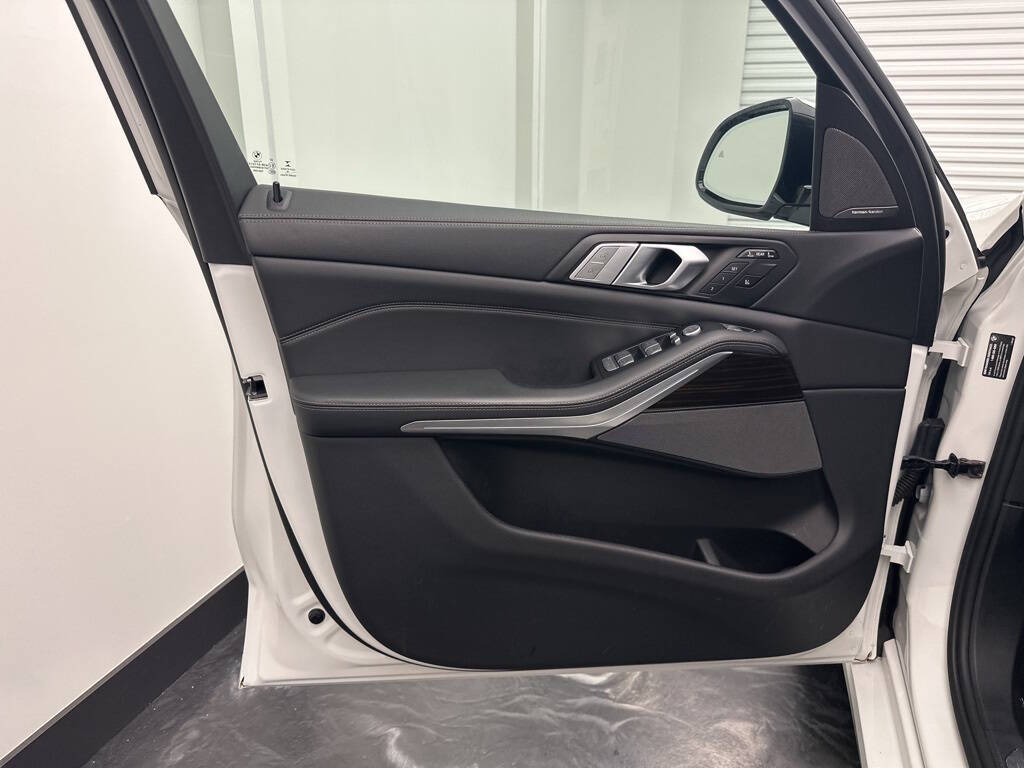 Vehicle image 31 of 36