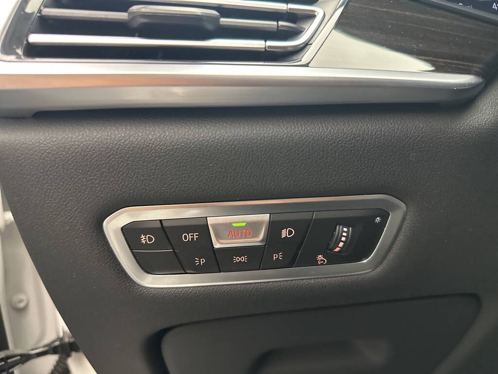 Vehicle image 33 of 36