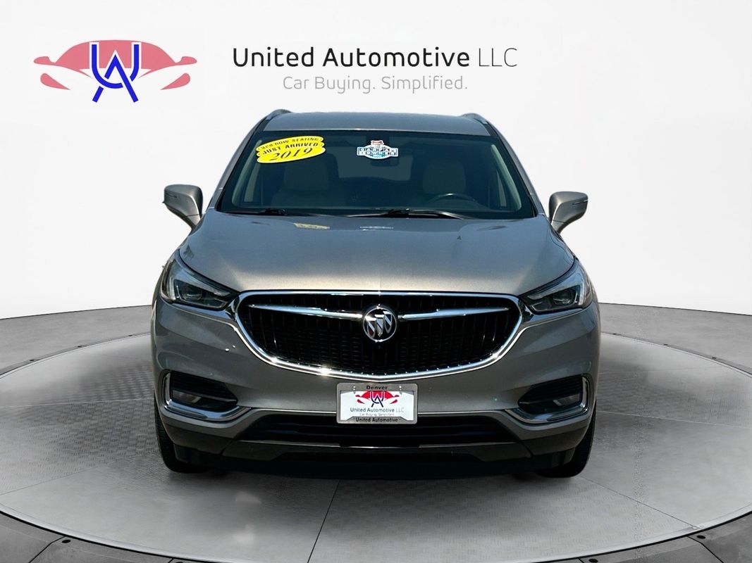 2019 Buick Enclave Essence Image 2 of 37