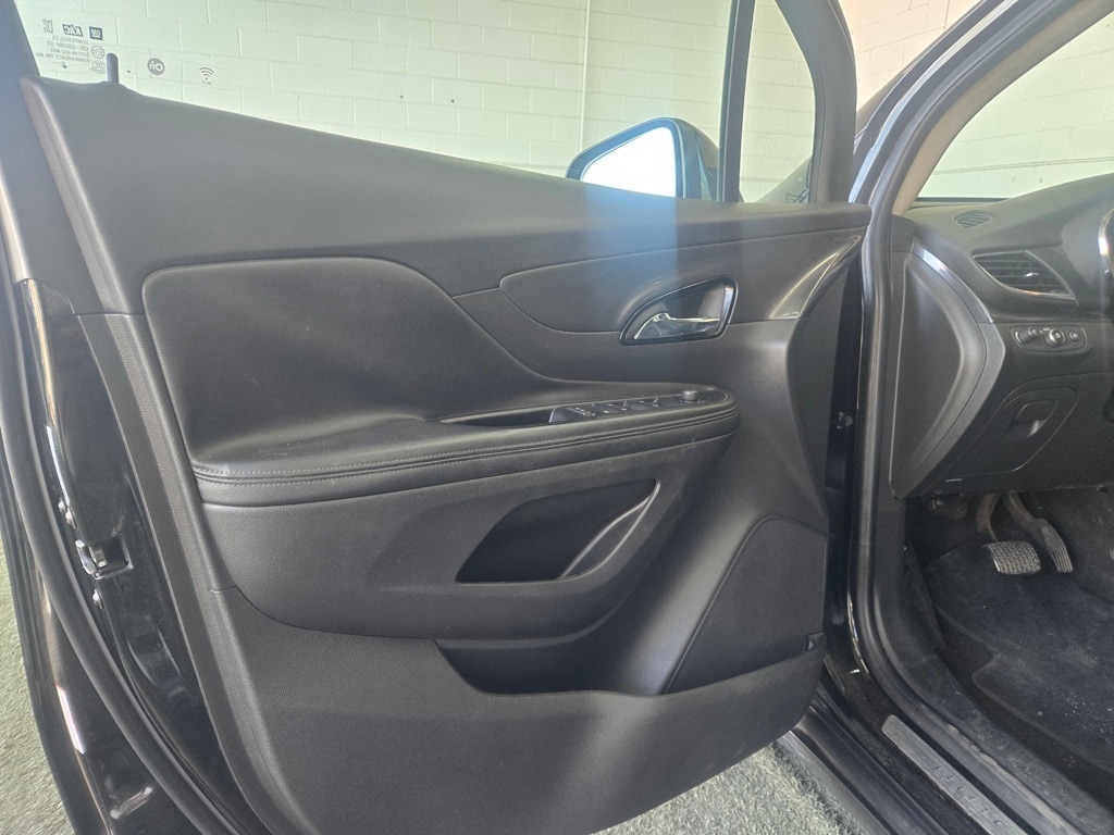 Vehicle image 10 of 33