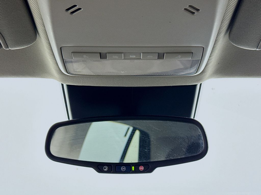 Vehicle image 33 of 34