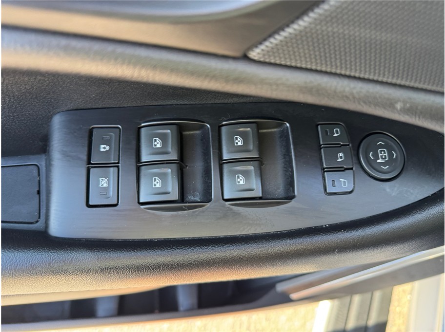 Vehicle image 21 of 25
