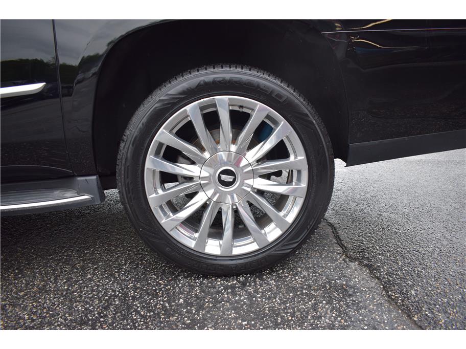 Vehicle image 33 of 46