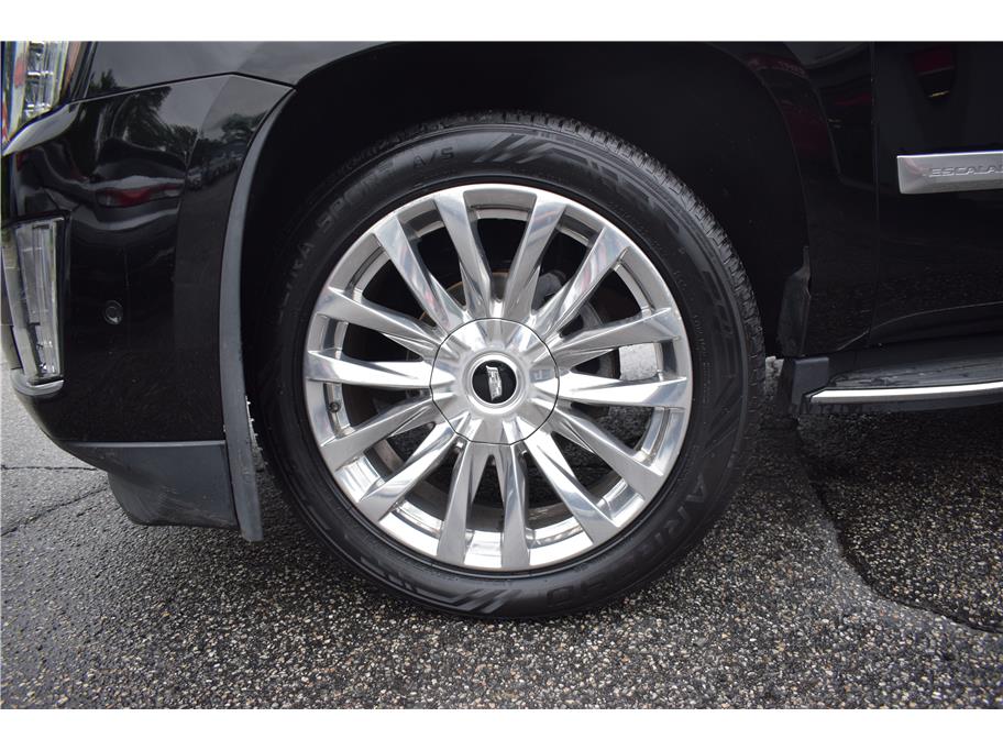 Vehicle image 32 of 46