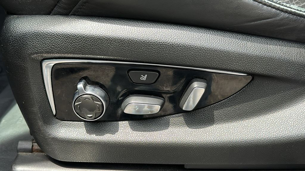 Vehicle image 11 of 28