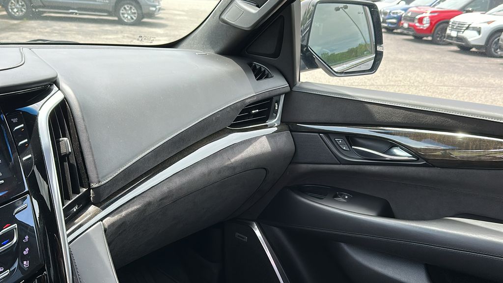 Vehicle image 21 of 28