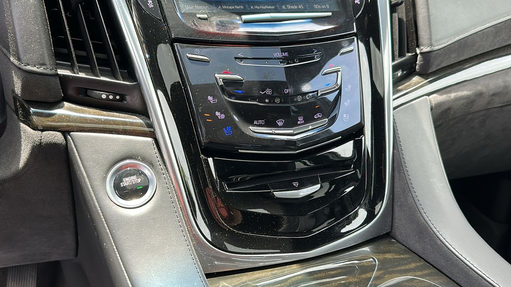 Vehicle image 18 of 28