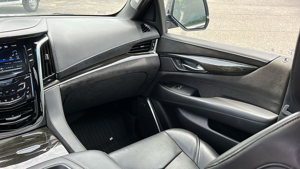 Vehicle image 27 of 28