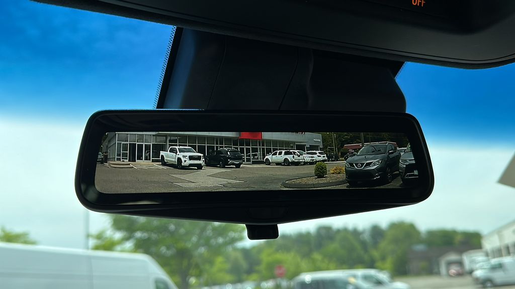 Vehicle image 20 of 28