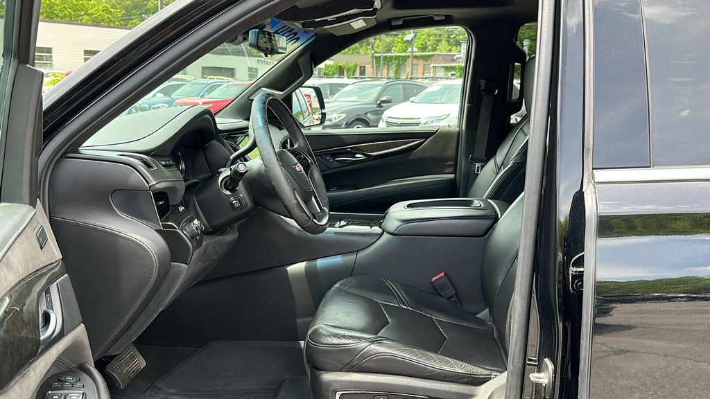 Vehicle image 10 of 28