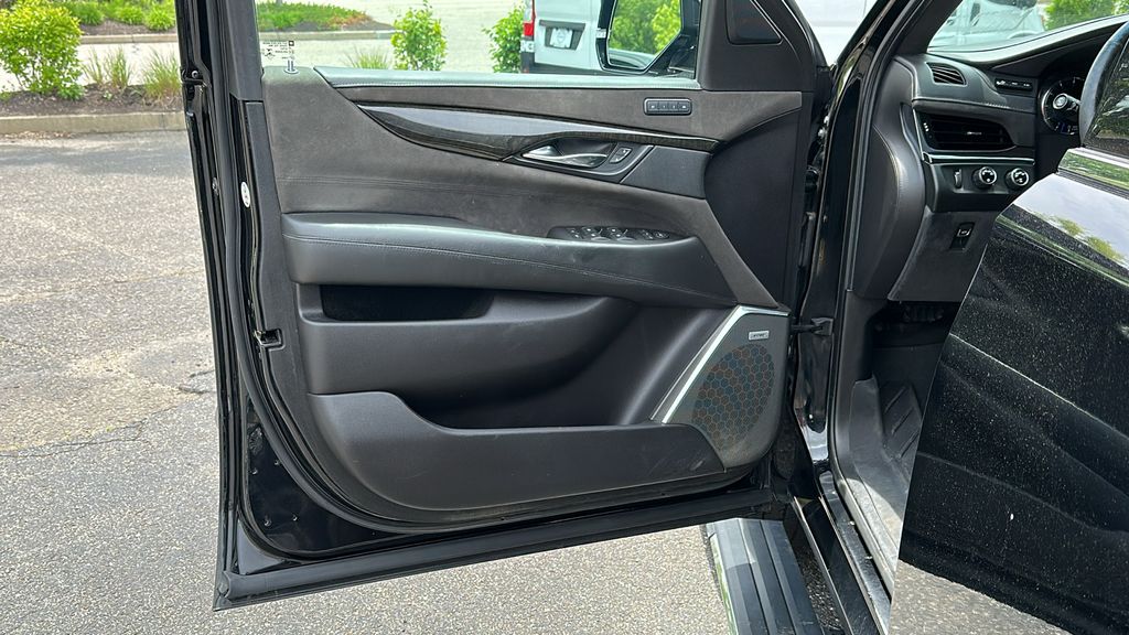 Vehicle image 9 of 28