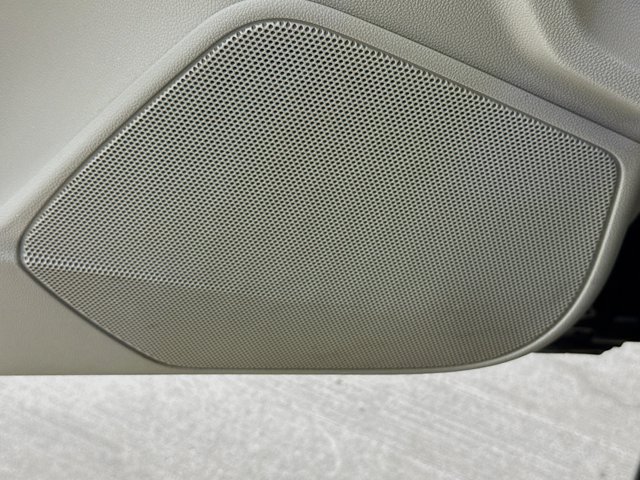 Vehicle image 21 of 34