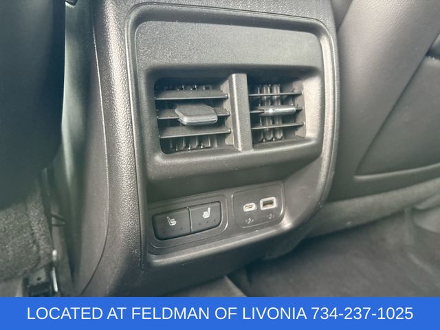 Vehicle image 21 of 34