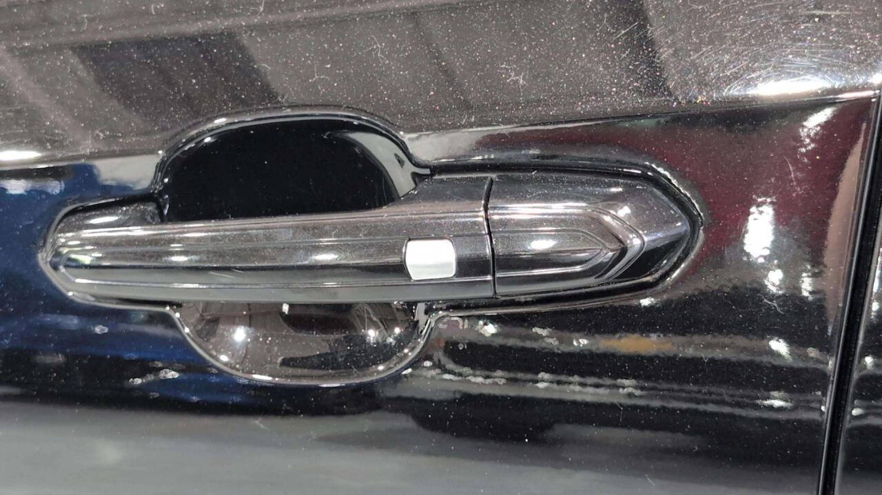 Vehicle image 30 of 40