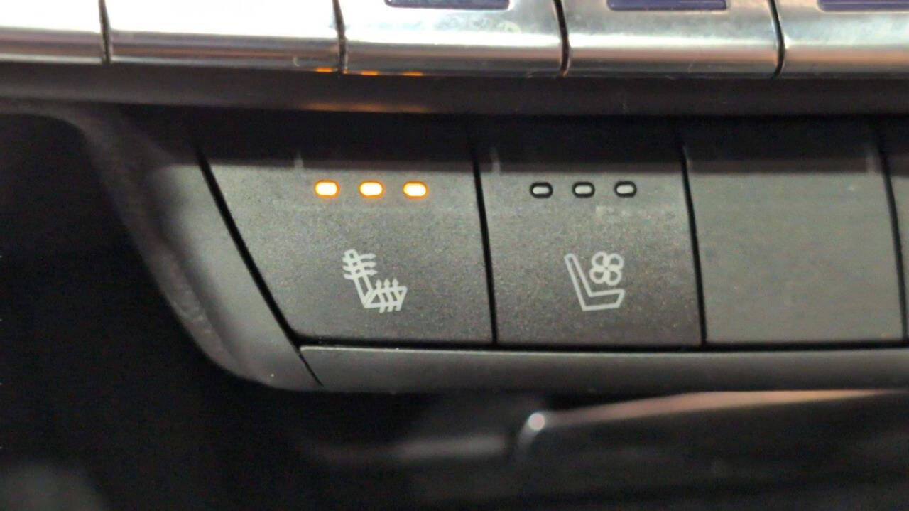 Vehicle image 24 of 40