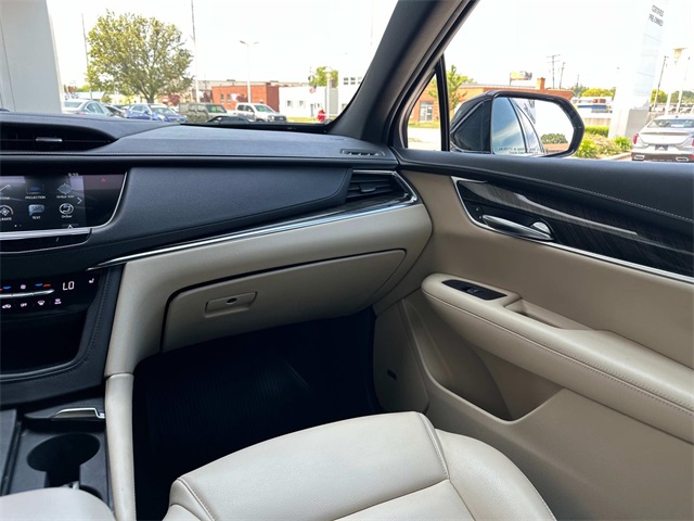 Vehicle image 27 of 44