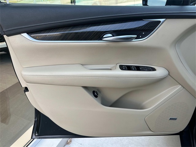 Vehicle image 33 of 44
