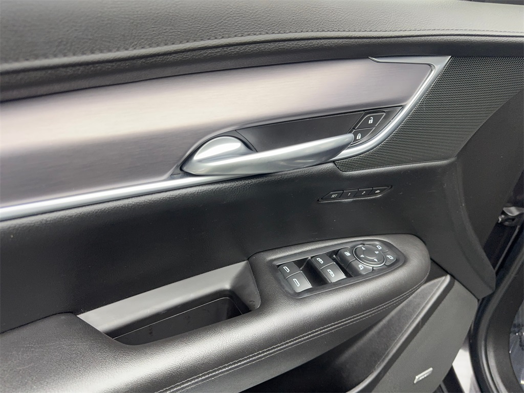 Vehicle image 32 of 90