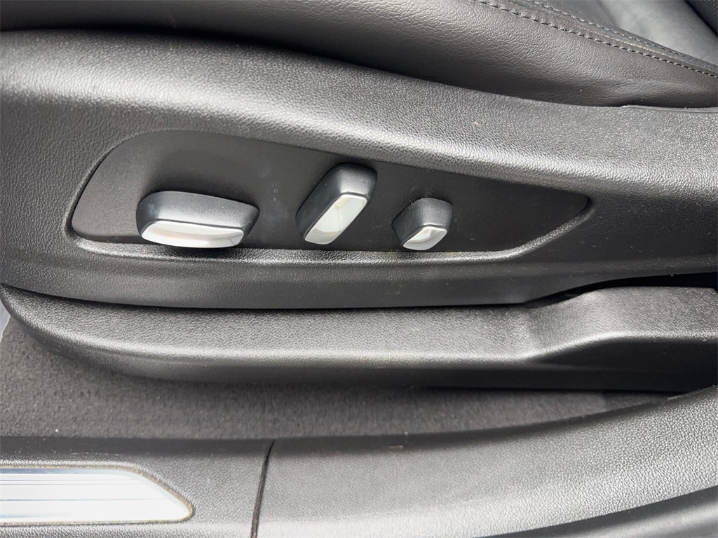 Vehicle image 30 of 90