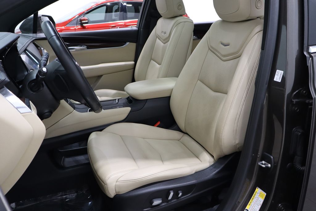 Vehicle image 9 of 44