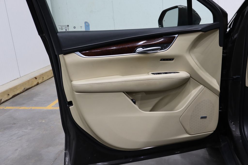 Vehicle image 13 of 44