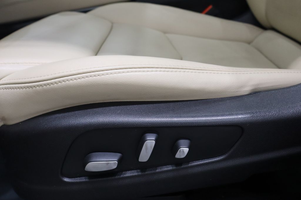 Vehicle image 19 of 44