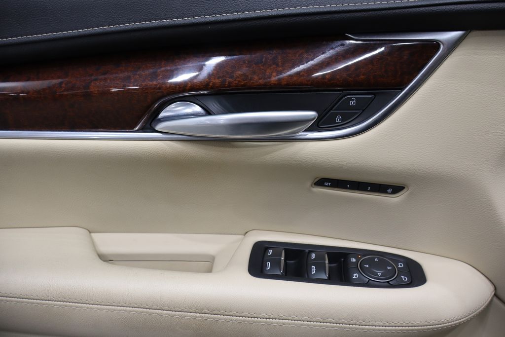 Vehicle image 14 of 44