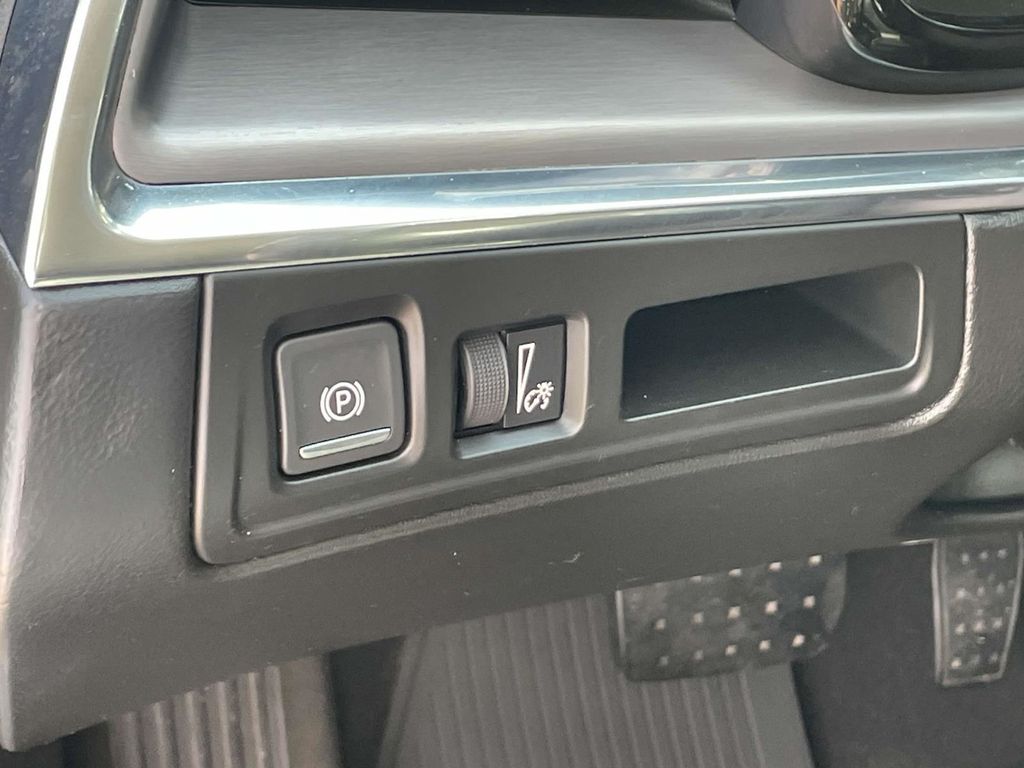Vehicle image 28 of 45