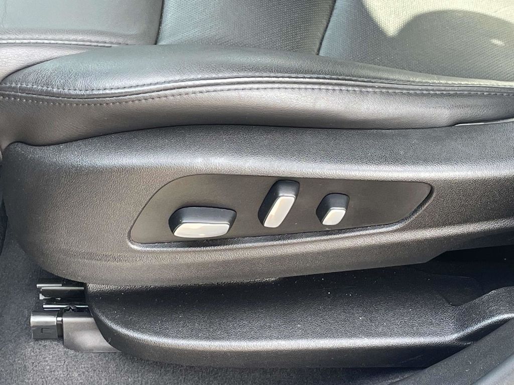 Vehicle image 27 of 45