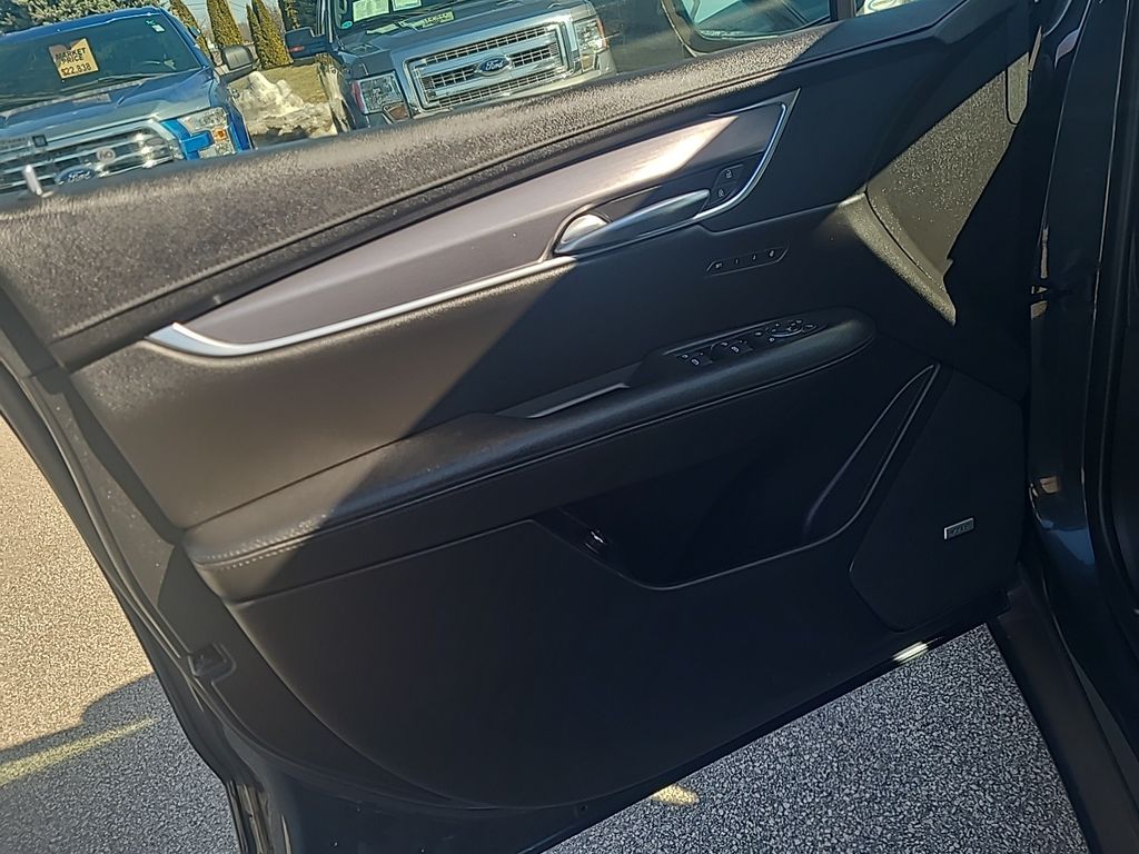 Vehicle image 10 of 29