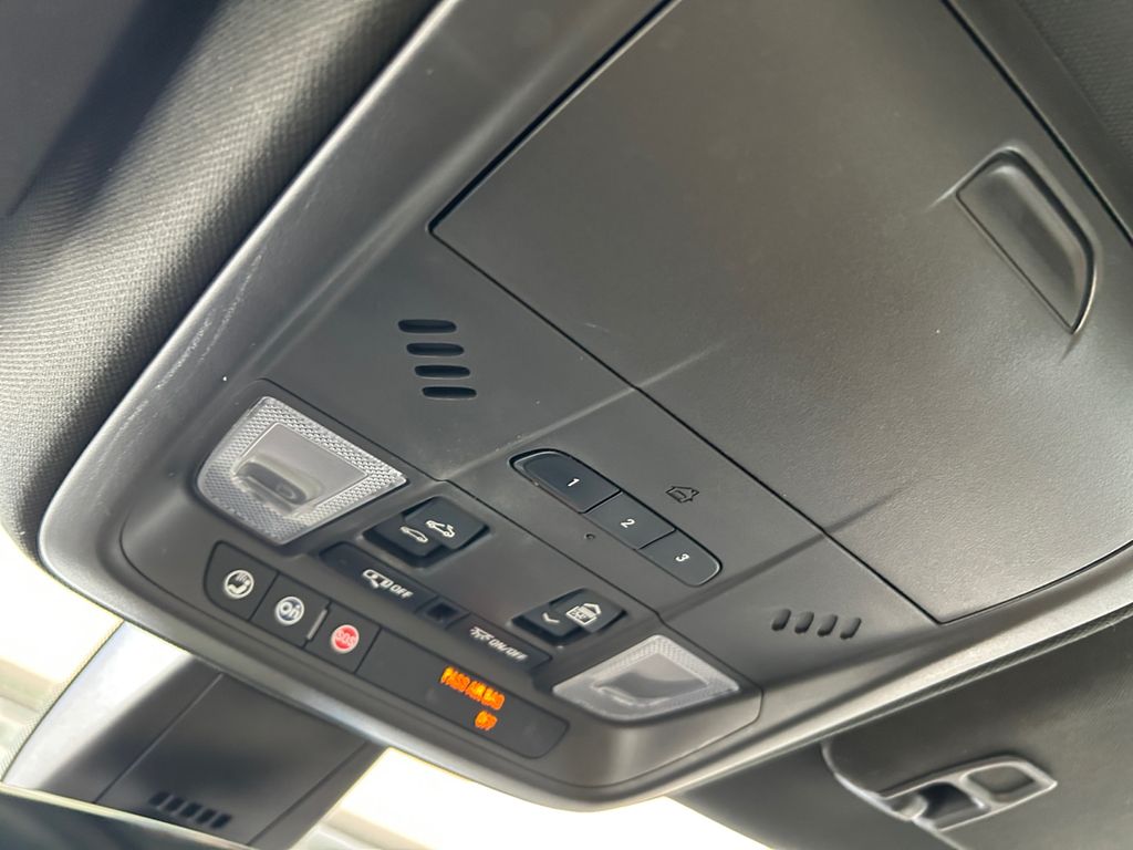 Vehicle image 18 of 24