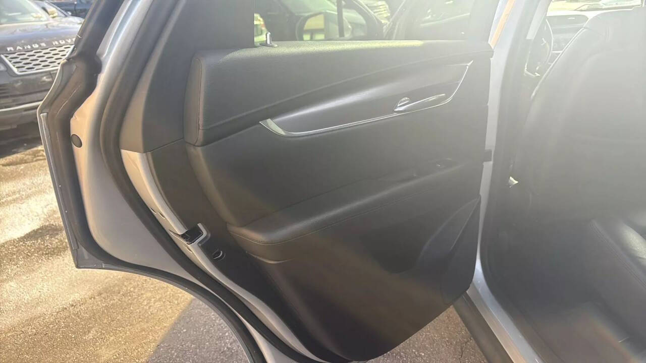 Vehicle image 13 of 16