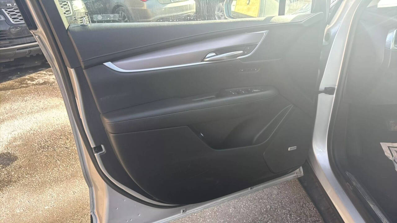 Vehicle image 10 of 16