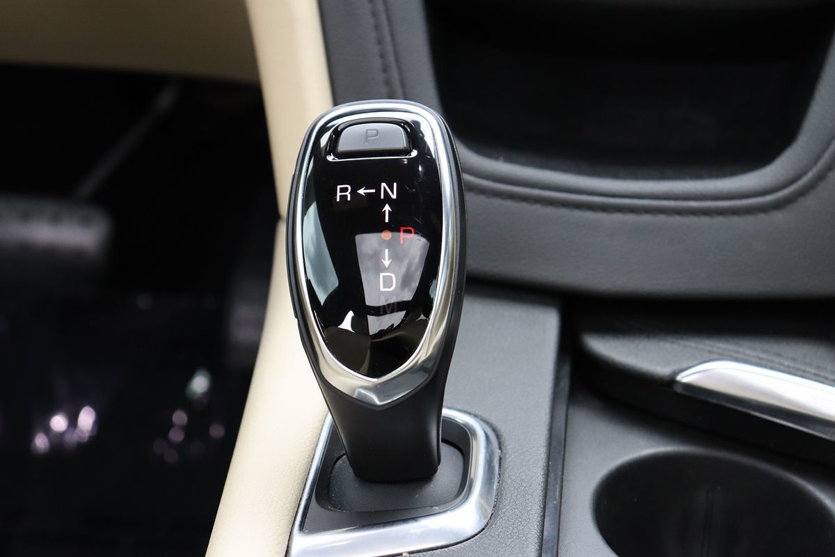 Vehicle image 25 of 52
